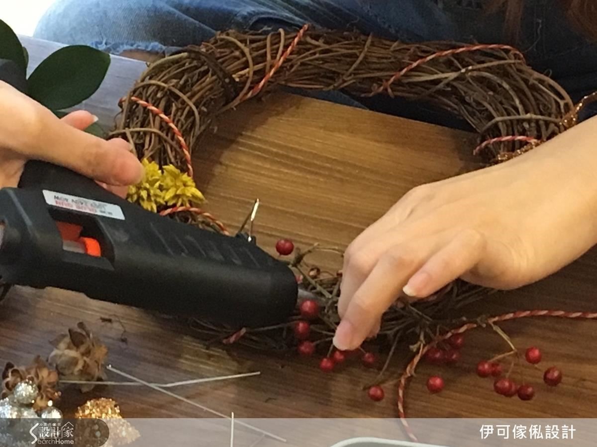 使用熱熔槍固定花材位置,或是選用有附鐵絲的花材,可以直接插入藤圈空隙固定。 使用熱熔槍固定花材位置,或是選用有附鐵絲的花材,可以直接插入藤圈空隙固定。