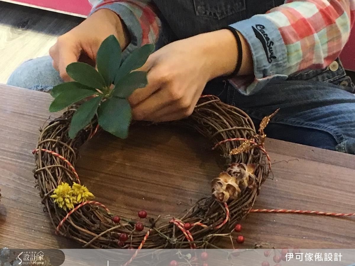 除了購買乾燥花,林育如設計師建議,可以到公園撿拾一些落葉,不但會更有自然感,也能節省預算花費。 除了購買乾燥花,林育如設計師建議,可以到公園撿拾一些落葉,不但會更有自然感,也能節省預算花費。