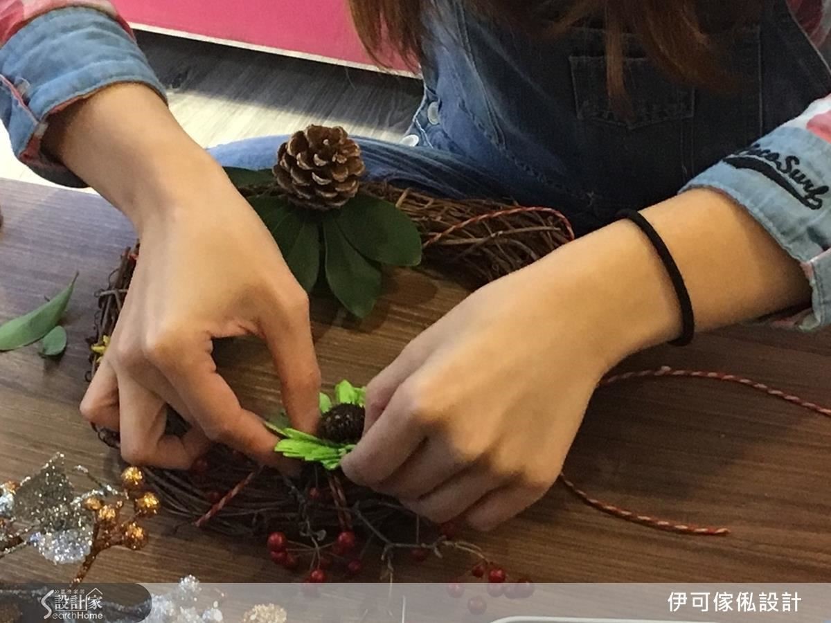 不用急著黏著固定,先在藤圈上決定大致的擺放位置,特別凸顯紅色、綠色的元素,營造出視覺焦點。 不用急著黏著固定,先在藤圈上決定大致的擺放位置,特別凸顯紅色、綠色的元素,營造出視覺焦點。