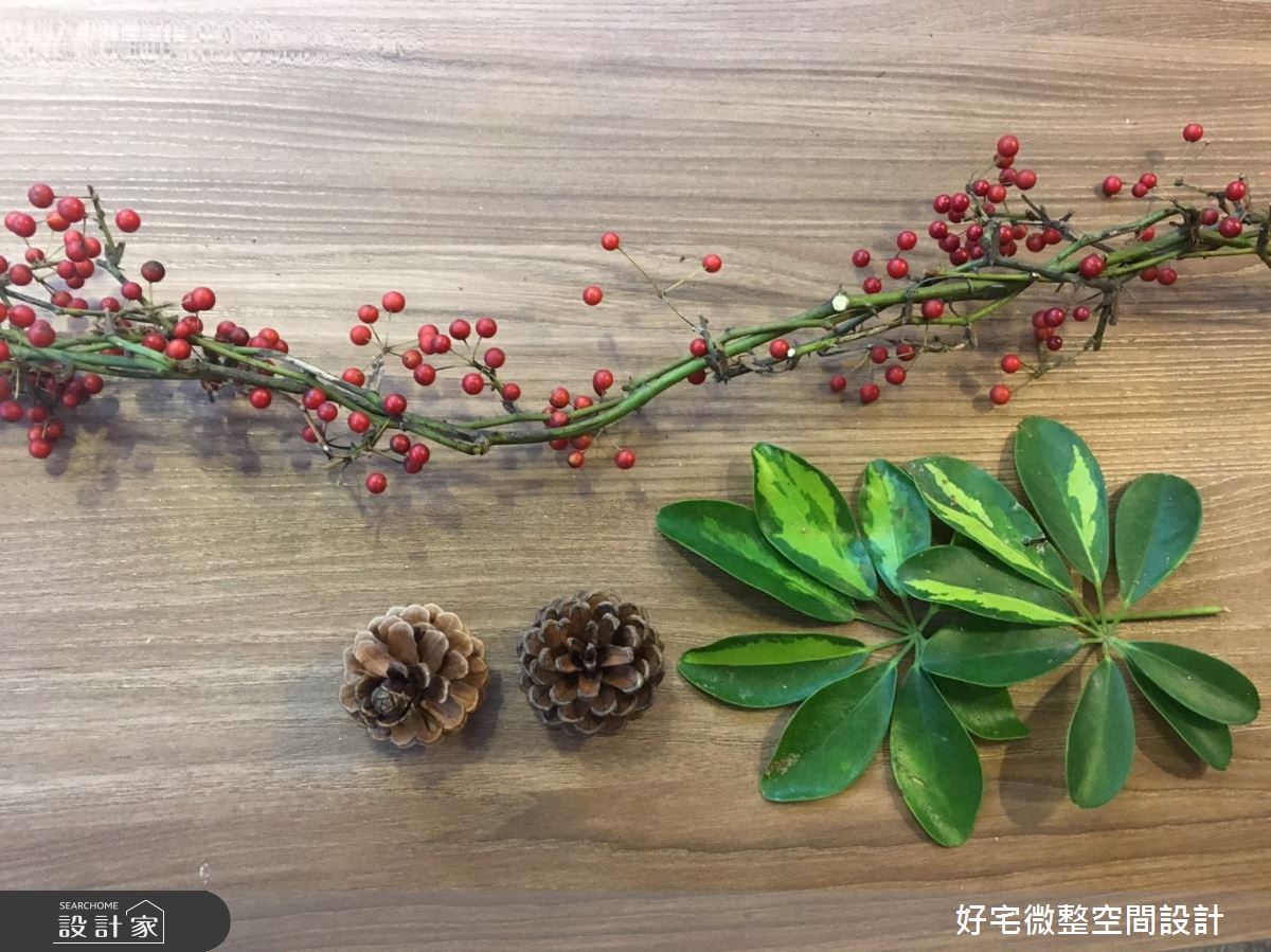 自然花材:紅漿果、松果、綠色葉子。 自然花材:紅漿果、松果、綠色葉子。