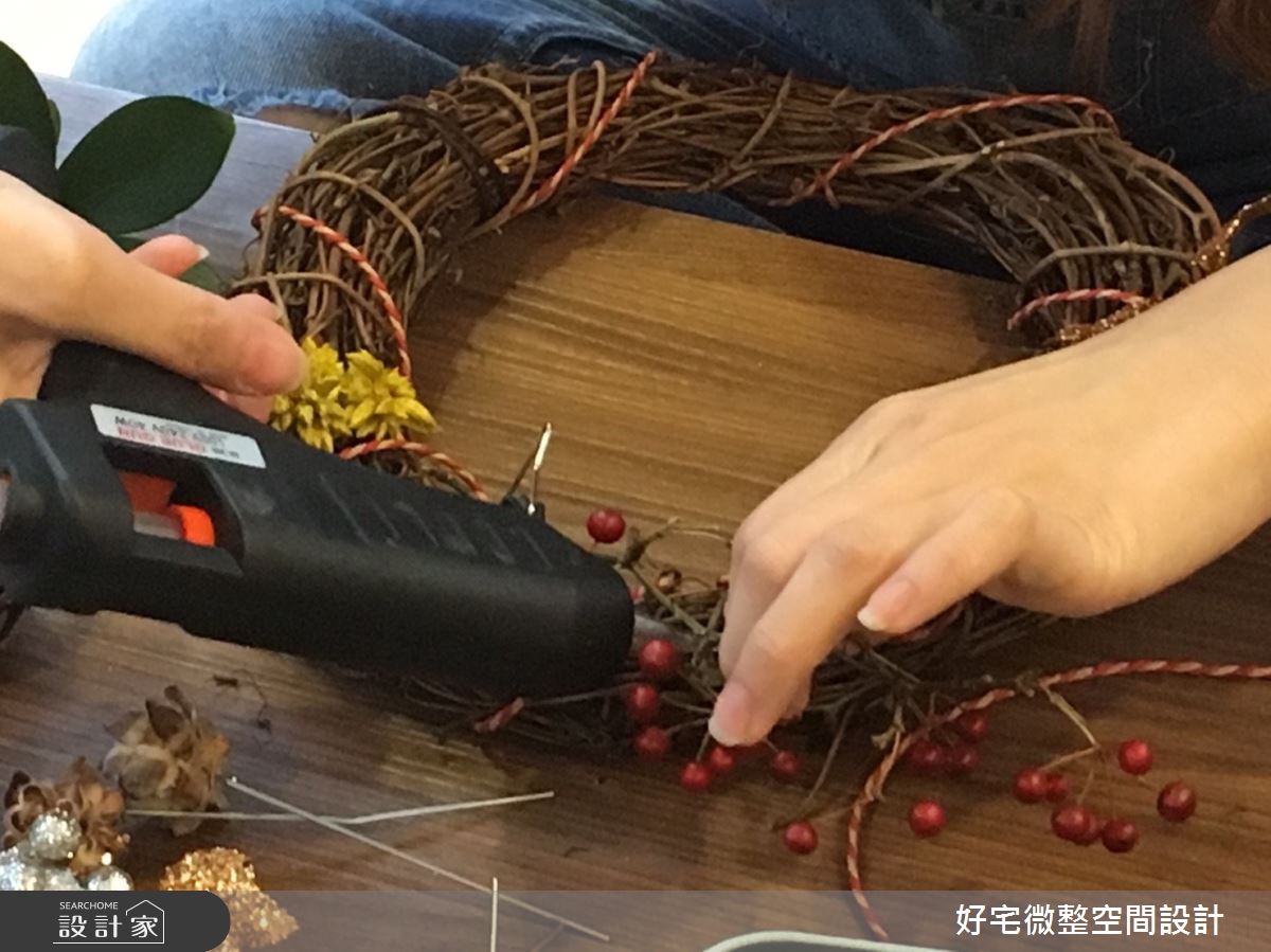 使用熱熔槍固定花材位置,或是選用有附鐵絲的花材,可以直接插入藤圈空隙固定。 使用熱熔槍固定花材位置,或是選用有附鐵絲的花材,可以直接插入藤圈空隙固定。