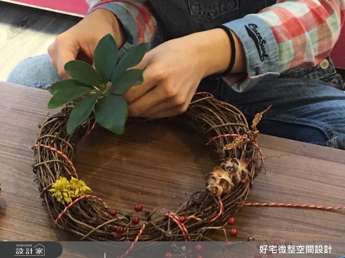 除了購買乾燥花,林育如設計師建議,可以到公園撿拾一些落葉,不但會更有自然感,也能節省預算花費。 除了購買乾燥花,林育如設計師建議,可以到公園撿拾一些落葉,不但會更有自然感,也能節省預算花費。