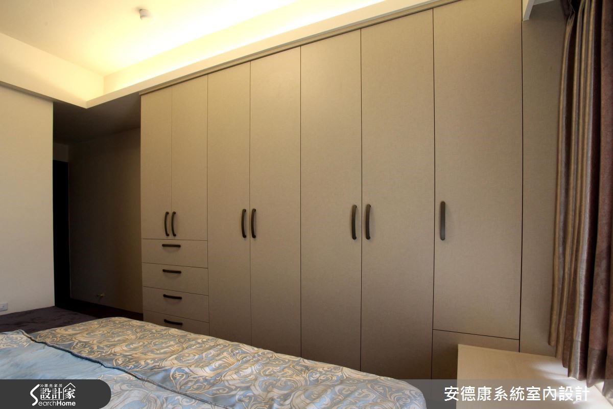整體空間以簡約現代感作為鋪敘,木作質材的妝點,結合