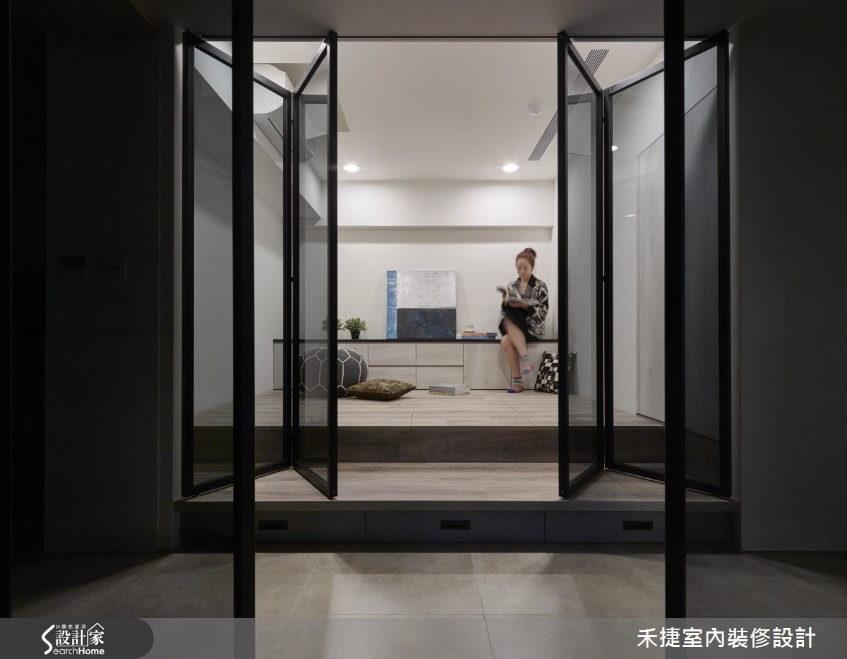 位於都市中心要道的 40 坪老屋前身為辦公室,交通雖然