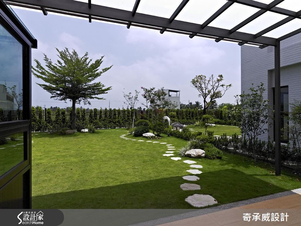 以舒心寬敞擘劃空間格局,讓雅致的東方色彩盡情展演,