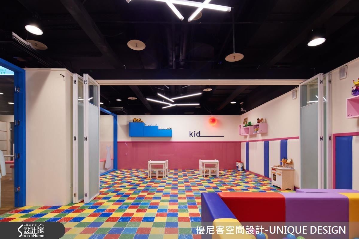 兒童遊戲區的重點是安全,因此不只是選用檢驗合格的安全材質,在櫃體設計上也將銳角轉化為圓弧鈍角,讓小孩能更盡興地遊戲。 兒童遊戲區的重點是安全,因此不只是選用檢驗合格的安全材質,在櫃體設計上也將銳角轉化為圓弧鈍角,讓小孩能更盡興地遊戲。
