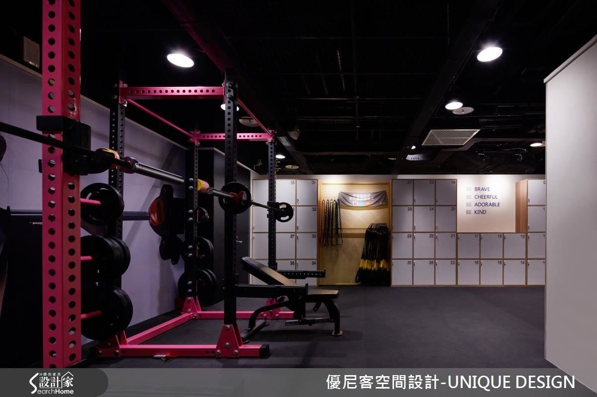 因應不同運動需要的器材與活動空間,規劃了六個以上的獨立空間,閃躲天花板過多的管線,善用多種燈光及鐵件搭配,型塑個性感十足的空間表情。 因應不同運動需要的器材與活動空間,規劃了六個以上的獨立空間,閃躲天花板過多的管線,善用多種燈光及鐵件搭配,型塑個性感十足的空間表情。
