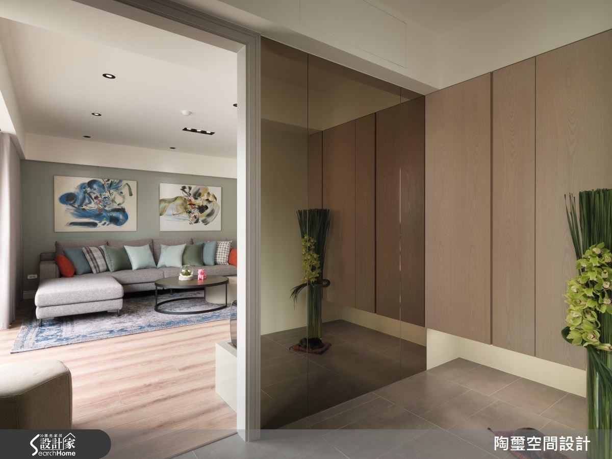 如果想要放置穿衣鏡,應避免正沖大門,否則容易驚嚇,因此玄關需要足夠的寬度與距離,最好讓大門可以完全打開,避免動線狹窄、容易影響心情。 如果想要放置穿衣鏡,應避免正沖大門,否則容易驚嚇,因此玄關需要足夠的寬度與距離,最好讓大門可以完全打開,避免動線狹窄、容易影響心情。