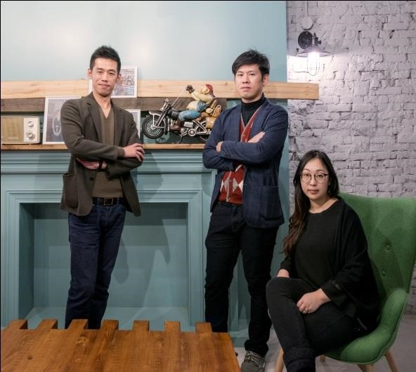 左起:黃建華、黃建偉、戴小芹。 左起:黃建華、黃建偉、戴小芹。