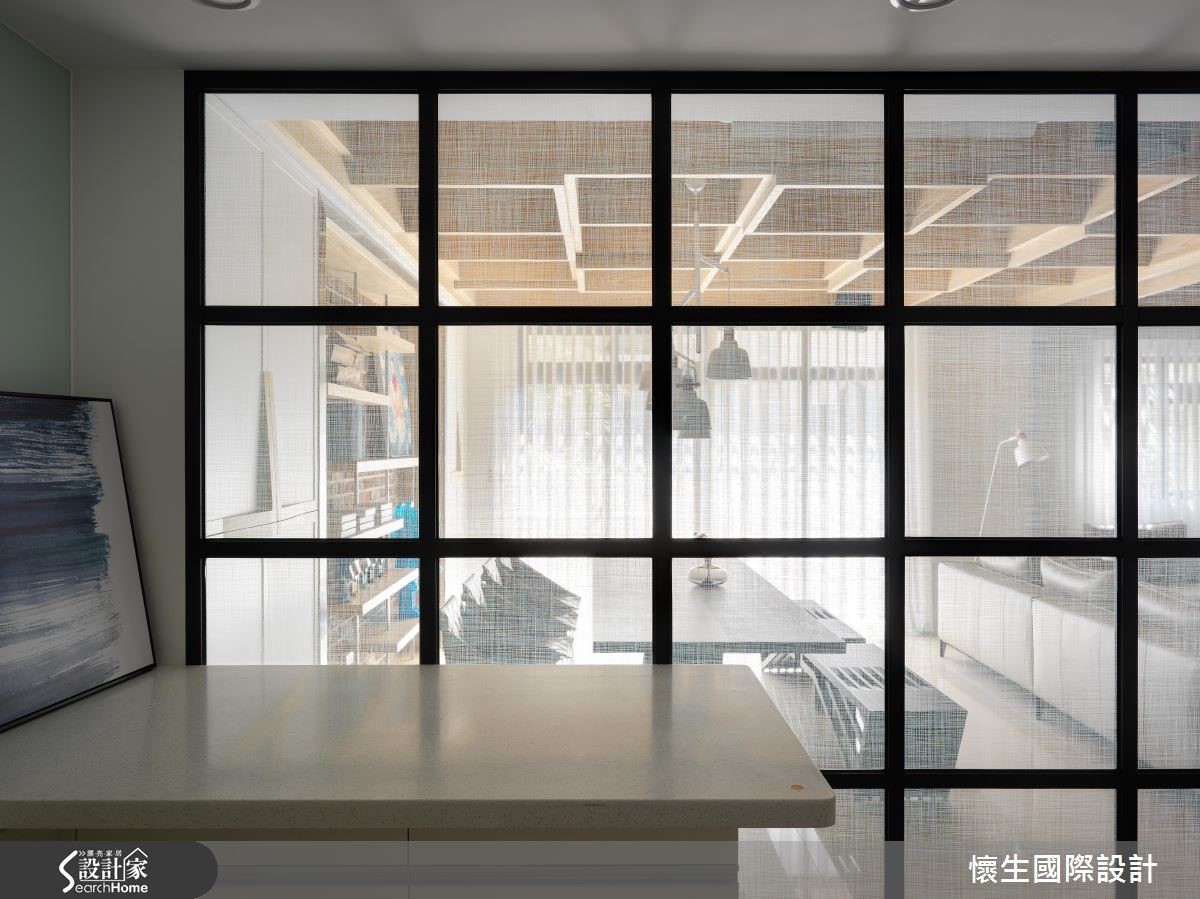 百坪大宅裡,藉由俐落、明快的線條描繪出空間象度,並