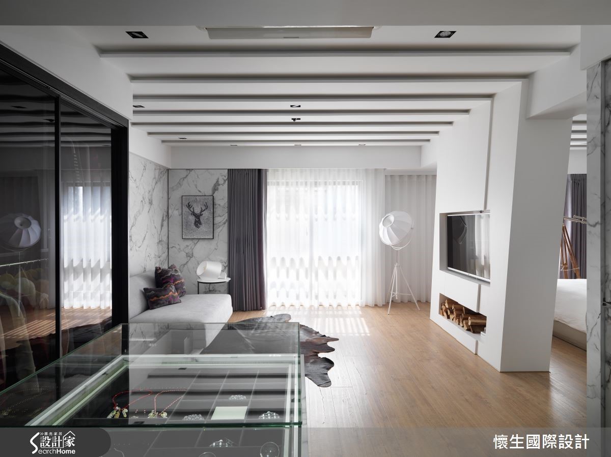 百坪大宅裡,藉由俐落、明快的線條描繪出空間象度,並