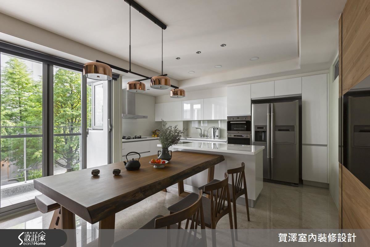 半開放式餐廚合一的規劃設計,增添家人用餐時刻的美好互動,搭配多處隱藏式收納櫥櫃,兼具實用性又不失美觀。 半開放式餐廚合一的規劃設計,增添家人用餐時刻的美好互動,搭配多處隱藏式收納櫥櫃,兼具實用性又不失美觀。