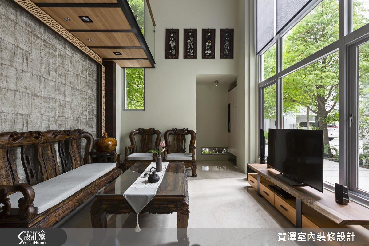 電視背牆是採光極佳的大面落地窗,亦安裝電動捲簾做光源調整的彈性使用。 電視背牆是採光極佳的大面落地窗,亦安裝電動捲簾做光源調整的彈性使用。