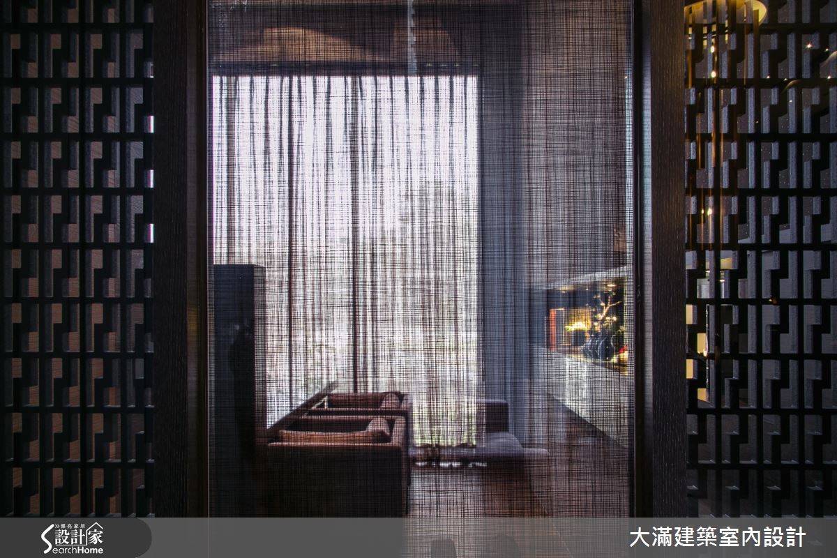 300 多坪的接待中心,設計師以東方美學、自然素材為基