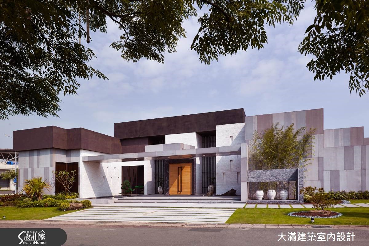 300 多坪的接待中心,設計師以東方美學、自然素材為基