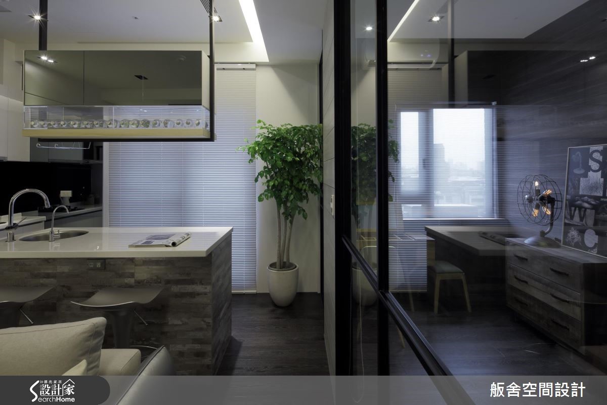 一家 3 口的住宅空間,雖然僅有 18 坪,但在設計師的