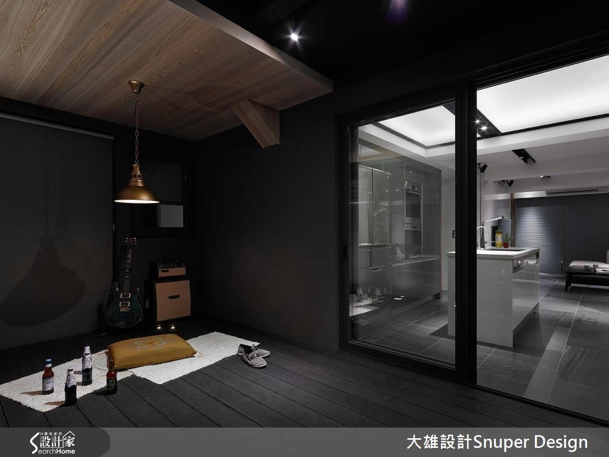 將一樓老屋的畸零空間整理後,鋪上海島型木地板,並將屋主收藏的燈具做為整個空間的主視覺。 將一樓老屋的畸零空間整理後,鋪上海島型木地板,並將屋主收藏的燈具做為整個空間的主視覺。