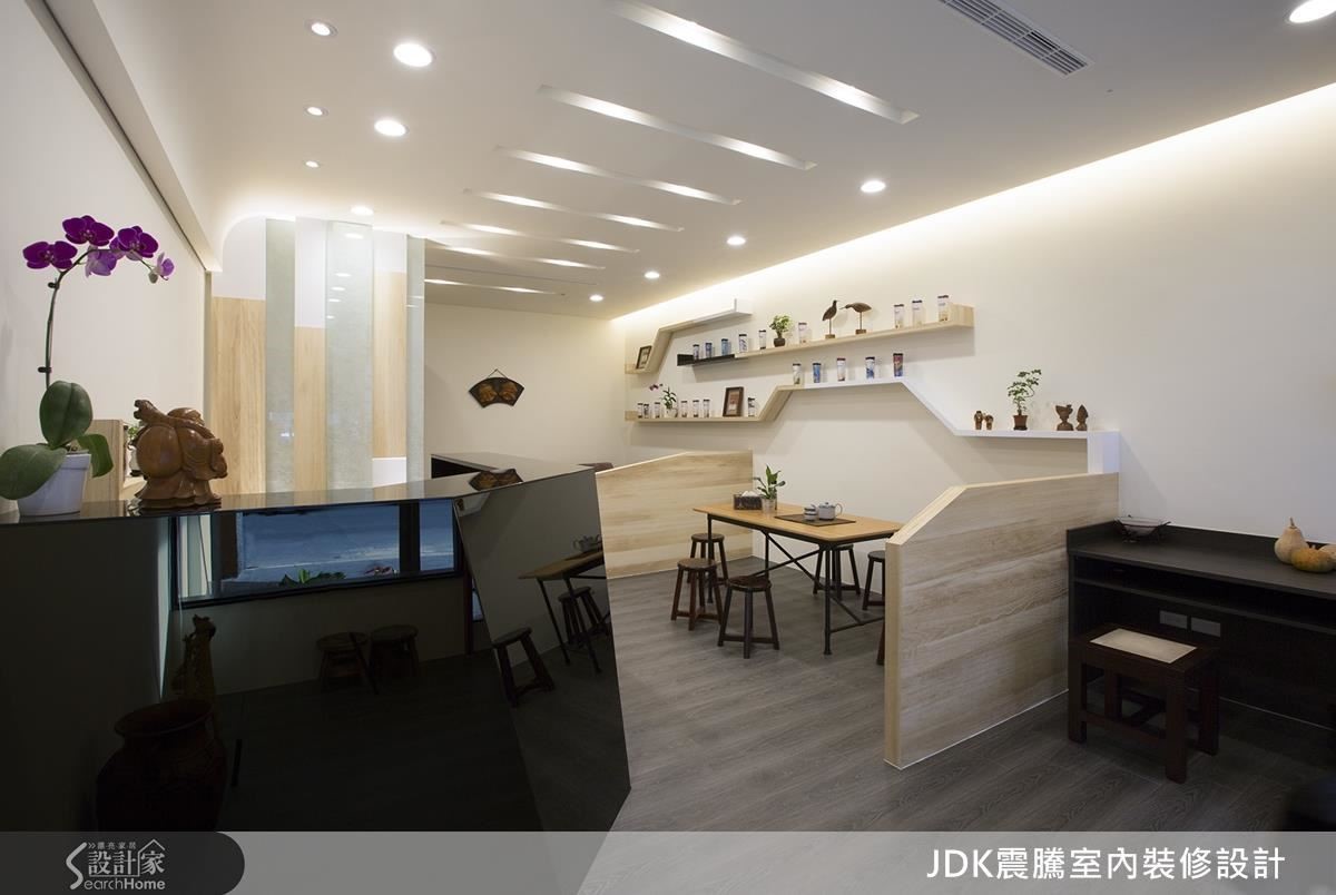 一樓規劃為公領域宴客接待空間,以矮牆做出招待區與客廳區的區隔,並以斜面、線條做出層次。吧檯設計沒有垂直角度,而是如鑽石切割般切出幾何斜面,提升質感。 一樓規劃為公領域宴客接待空間,以矮牆做出招待區與客廳區的區隔,並以斜面、線條做出層次。吧檯設計沒有垂直角度,而是如鑽石切割般切出幾何斜面,提升質感。