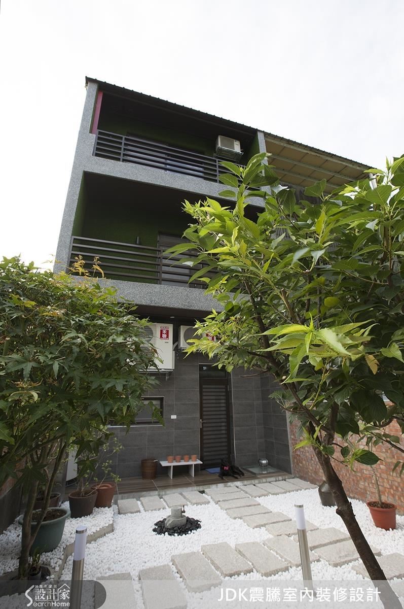 房屋後院,設計師規劃了雅致的日式風庭園,也是狗女兒平常喜愛晒太陽、發呆的地方。 房屋後院,設計師規劃了雅致的日式風庭園,也是狗女兒平常喜愛晒太陽、發呆的地方。