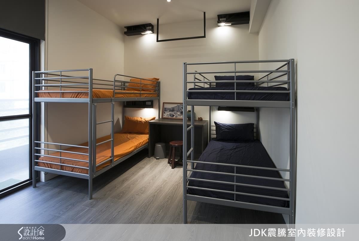 二樓規劃給背包客的空間簡單溫馨,床頭都設有閱讀夜燈和手機充電插座,非常貼心。 二樓規劃給背包客的空間簡單溫馨,床頭都設有閱讀夜燈和手機充電插座,非常貼心。