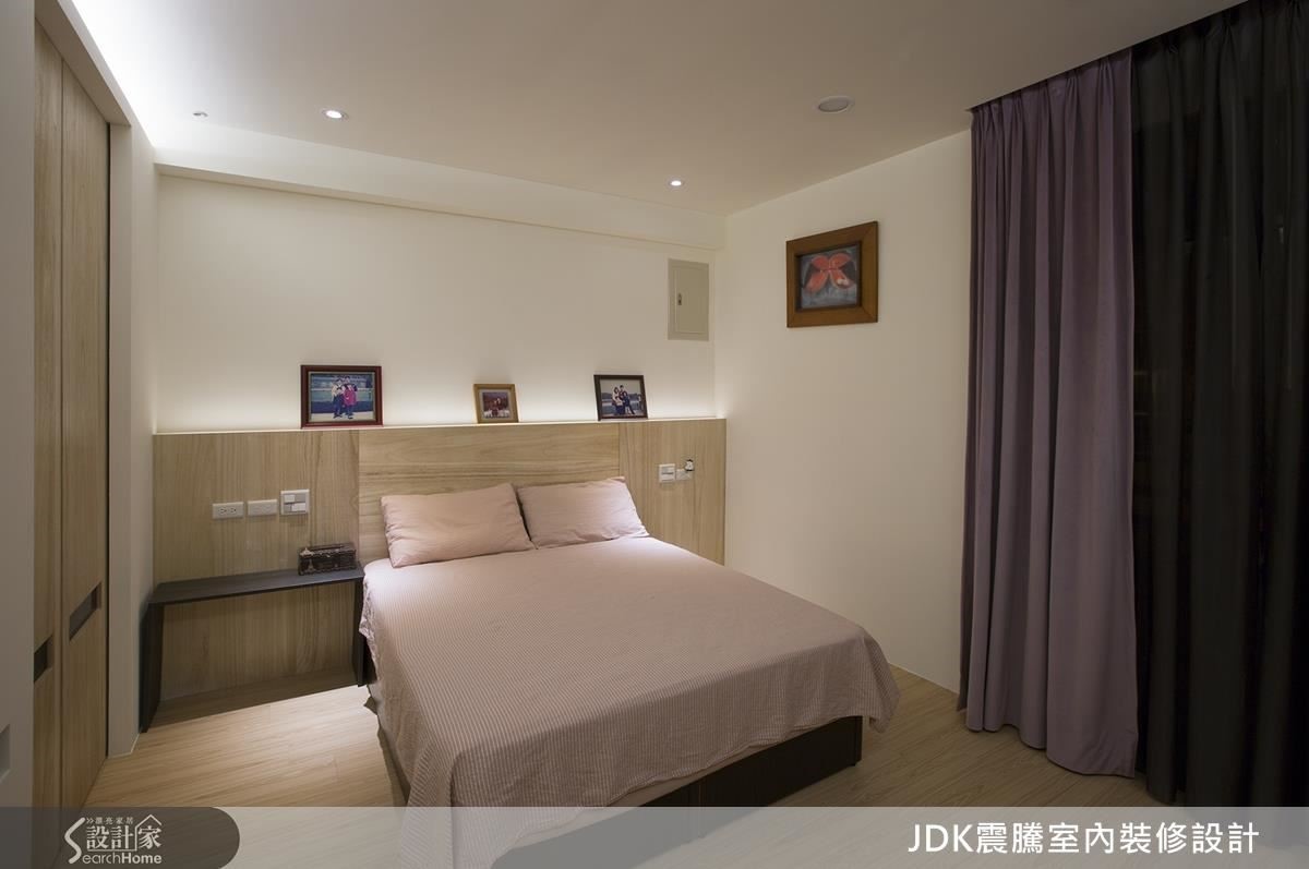 主臥以木質地板呈現溫暖的臥室空間,以紫色的窗簾點綴出典雅的氣質。 主臥以木質地板呈現溫暖的臥室空間,以紫色的窗簾點綴出典雅的氣質。