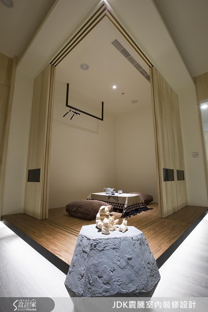 將原來老屋的天井填補,1樓轉角的和室及饒富樂趣的造景,製造了轉角處的驚喜。 將原來老屋的天井填補,1樓轉角的和室及饒富樂趣的造景,製造了轉角處的驚喜。