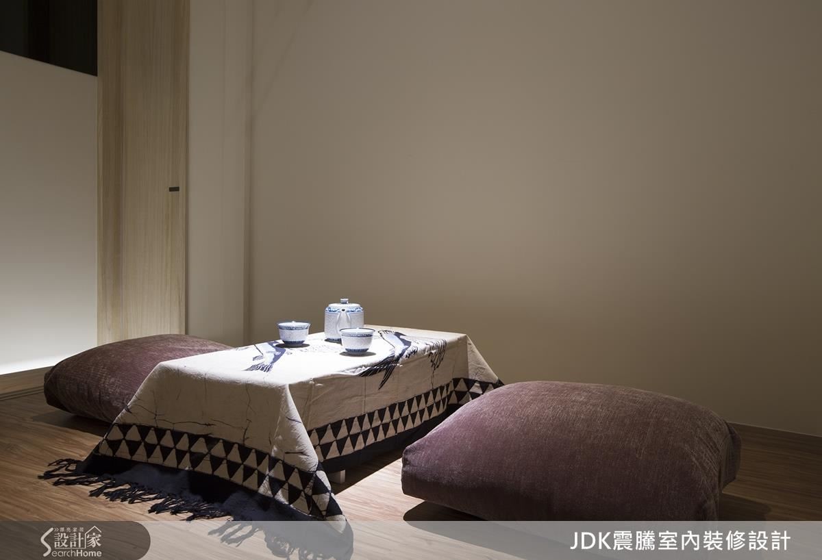 退休屋主夫妻,在一次散步途中看見了一座外觀令他們心