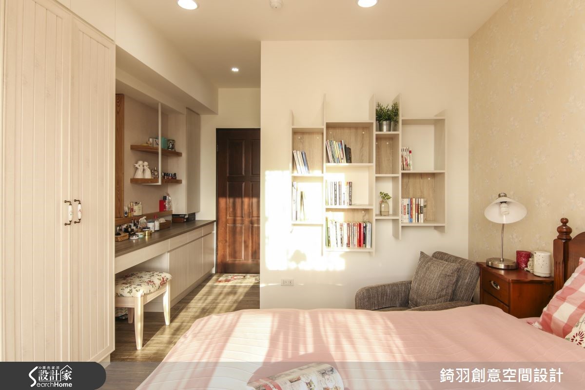 一打開門,就能看見溫暖的陽光灑落在暖橘色的沙發上,