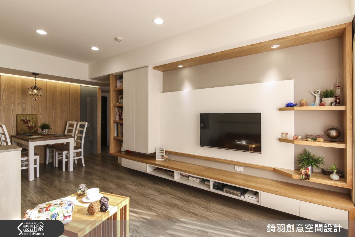 一打開門,就能看見溫暖的陽光灑落在暖橘色的沙發上,