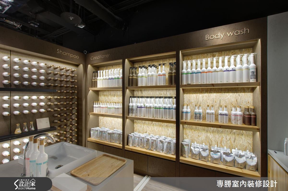 為知名自然髮妝品牌「歐萊德」所打造的 8 坪商品專櫃
