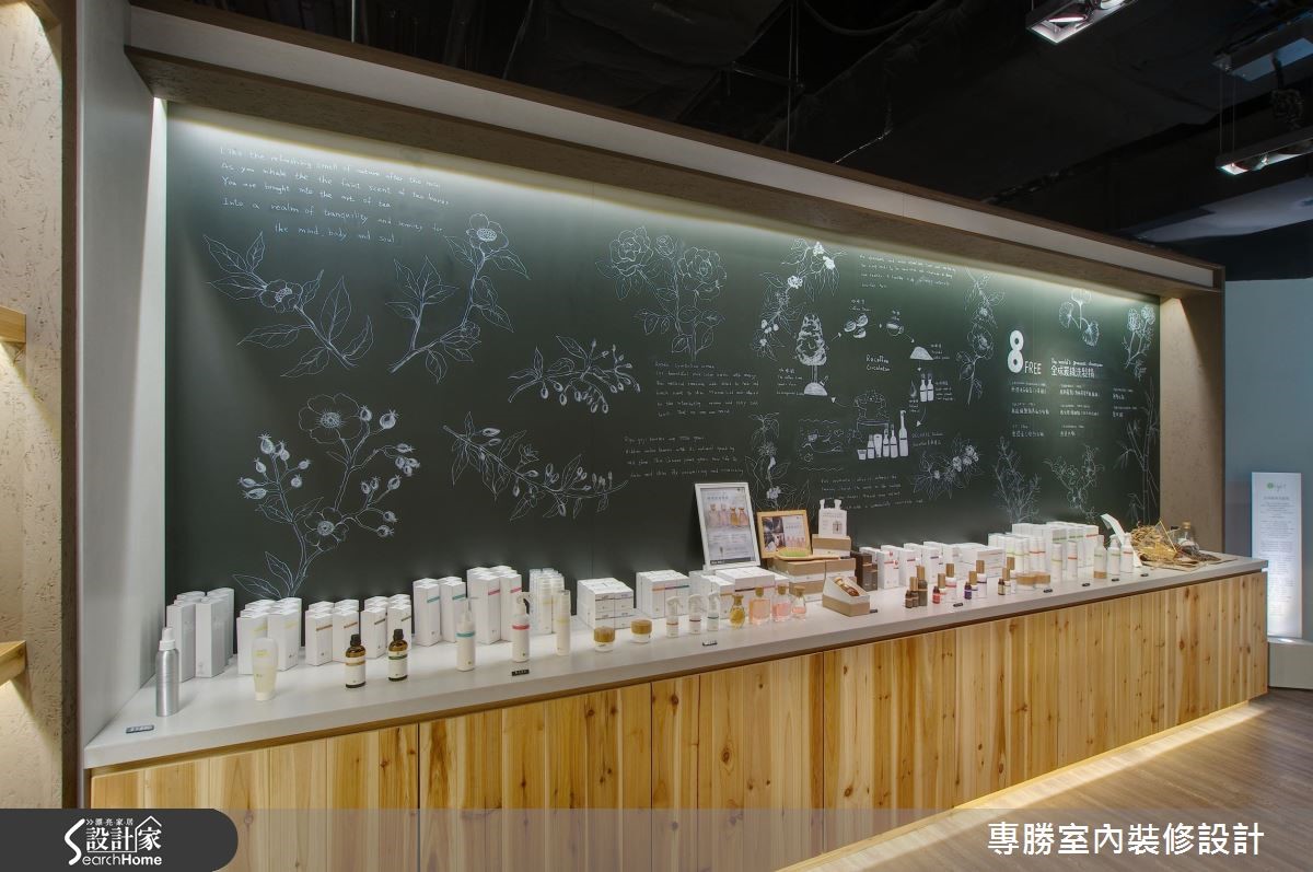 為知名自然髮妝品牌「歐萊德」所打造的 8 坪商品專櫃