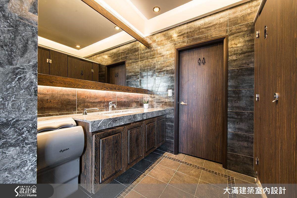 40坪診所為舊屋翻修,設計師以現代風為語彙,藉由建材