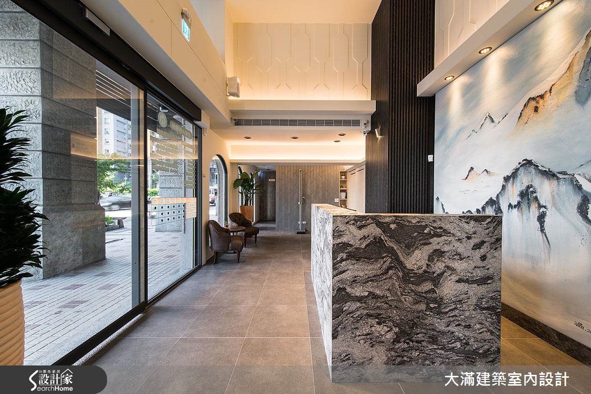 40坪診所為舊屋翻修,設計師以現代風為語彙,藉由建材