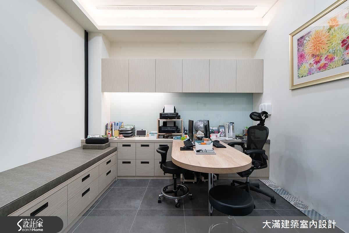 40坪診所為舊屋翻修,設計師以現代風為語彙,藉由建材