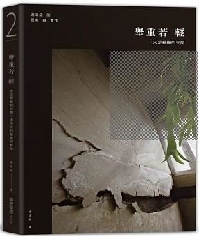 傳統樂器行,常難以一眼望盡,各式樂器或懸掛或堆疊,