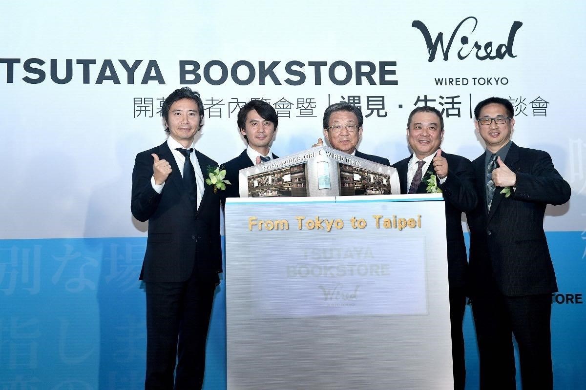 CAFÉ COMPANY社長 楠本修二郎 / TSUTAYA台灣董事總經理 安田秀敏 / 中環集團董事長 翁明顯 /日本TSUTAYA公司社長 中西一雄 / 得利影視董事長 吳昭弘 開幕合照 圖片提供_TSUTAYA TAIWAN CAFÉ COMPANY社長 楠本修二郎 / TSUTAYA台灣董事總經理 安田秀敏 / 中環集團董事長 翁明顯 /日本TSUTAYA公司社長 中西一雄 / 得利影視董事長 吳昭弘 開幕合照 圖片提供_TSUTAYA TAIWAN