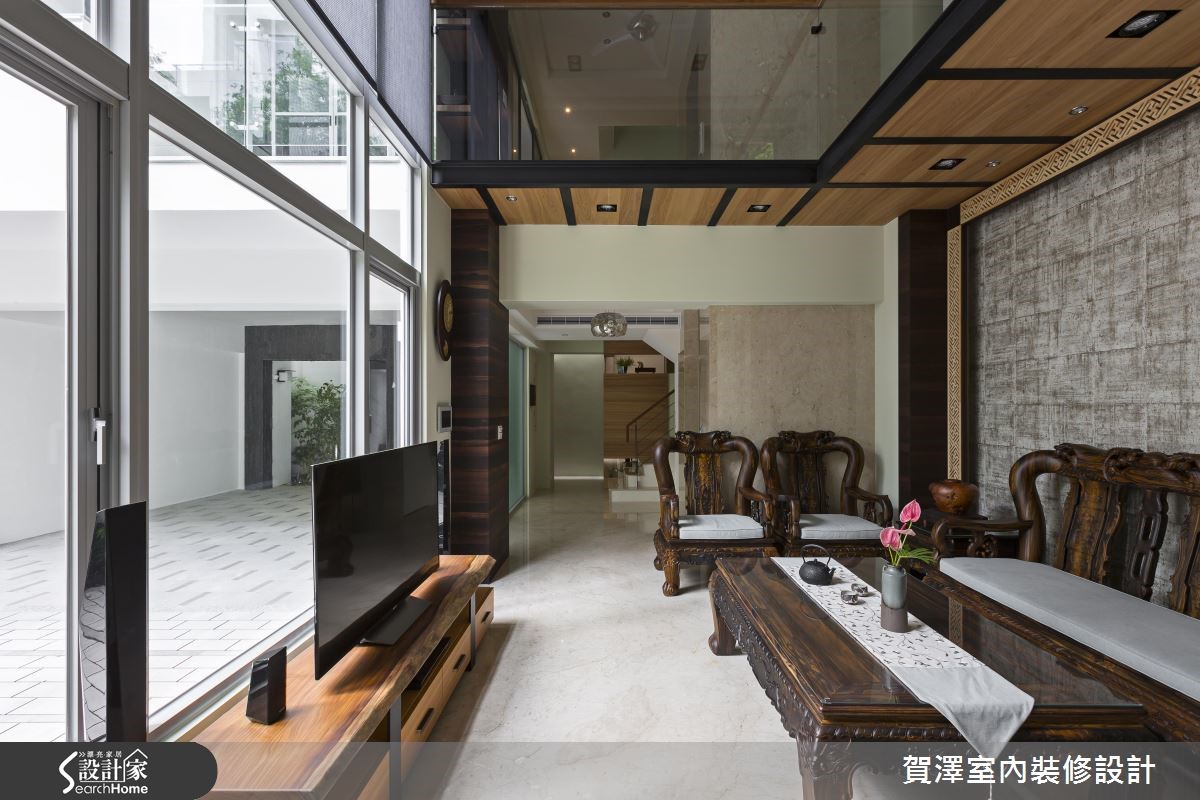 隱身在一片樹海綠意之間的 150 坪 6 層樓透天別墅,是