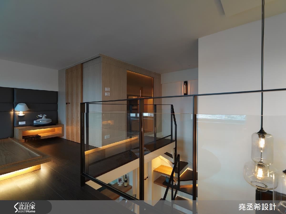 屬於單身屋主的 15 坪夾層空間,運用 4 米 2 的屋高優
