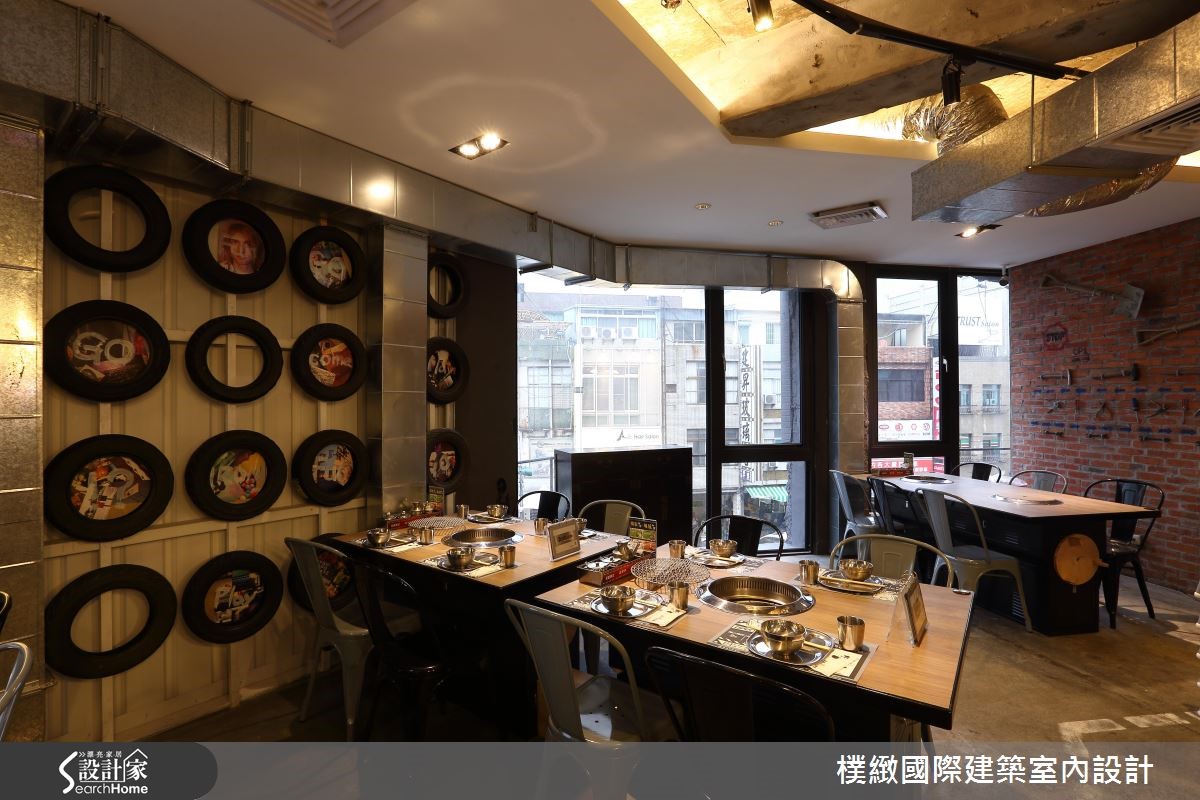 設計團隊為百坪獨立建築同時設計外觀與內裝,以工廠與