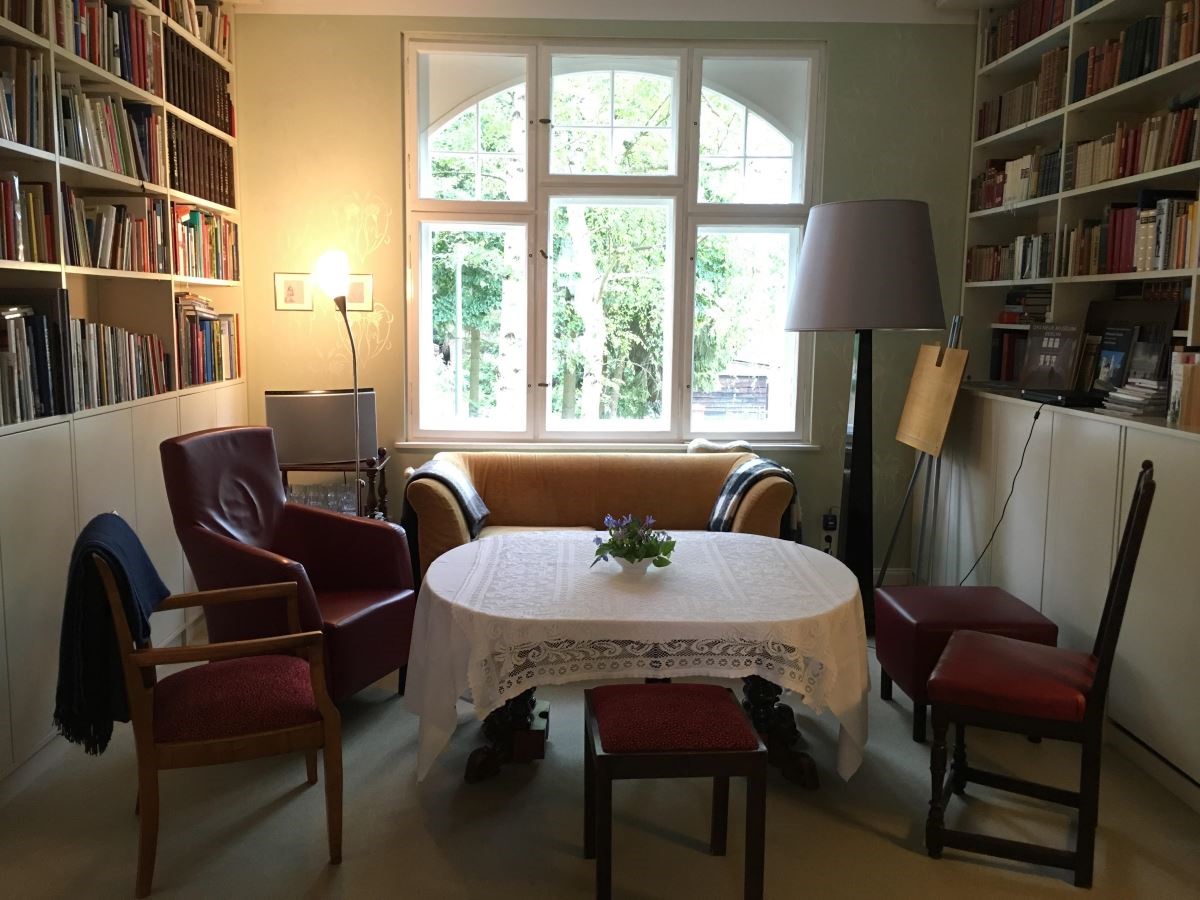 Mr. Von Reiche 夢想著能擁有一個圖書館,在 10 年前翻修時,建築師設置了大面積白色的落地書櫃,把當時曾祖父所留下的紅色古董椅,搭配上屋主夫婦期望的紅色單椅及黃色沙發, 打造出一個新舊融合的圖書空間。 Mr. Von Reiche 夢想著能擁有一個圖書館,在 10 年前翻修時,建築師設置了大面積白色的落地書櫃,把當時曾祖父所留下的紅色古董椅,搭配上屋主夫婦期望的紅色單椅及黃色沙發, 打造出一個新舊融合的圖書空間。