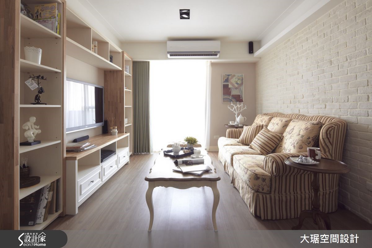 位於23坪的鄉村風宅居,入住著一對新婚夫妻,加上兩隻