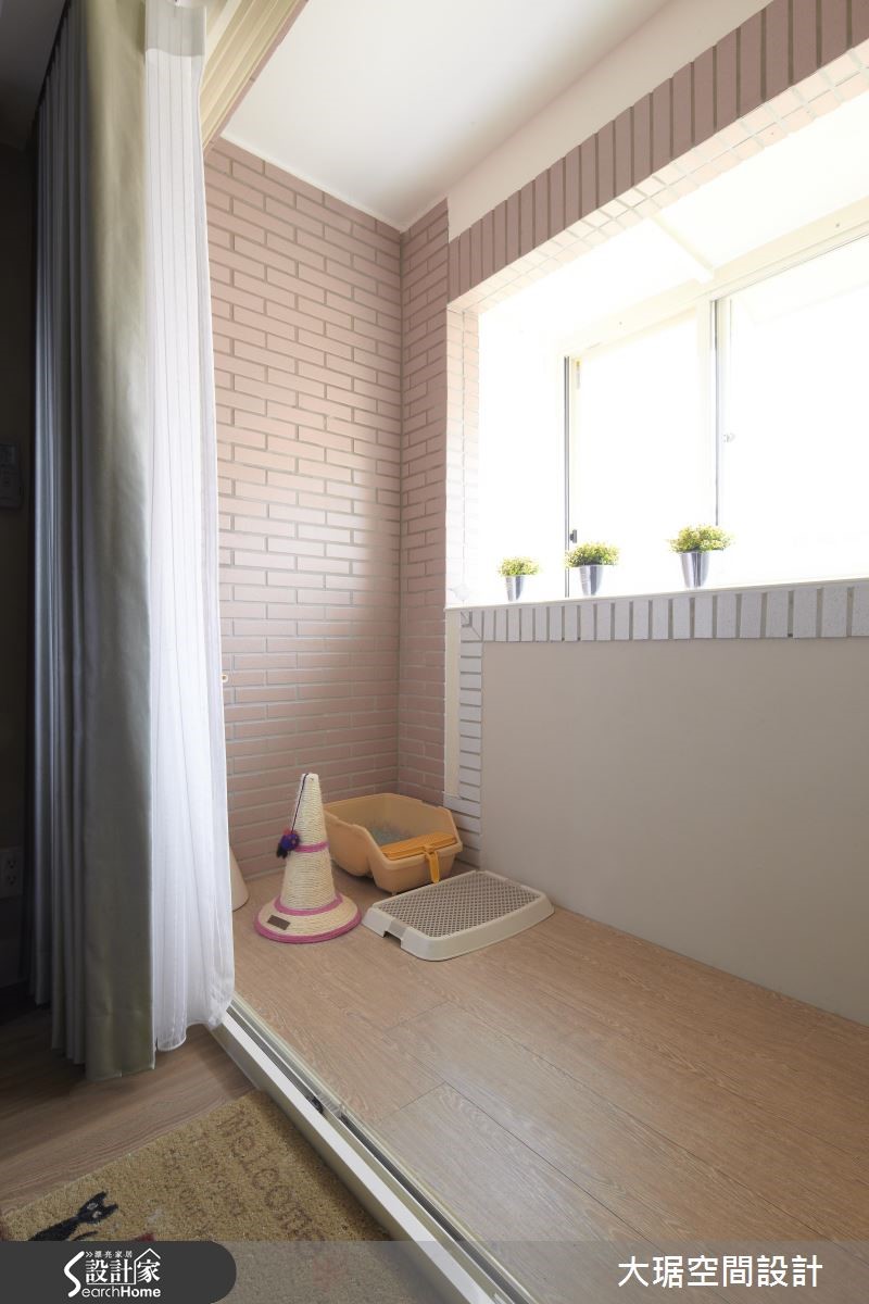 位於23坪的鄉村風宅居,入住著一對新婚夫妻,加上兩隻