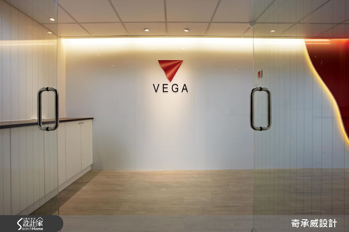 敞開大門,搶眼的VEGA形象LOOG作為風格開場,些微漂浮