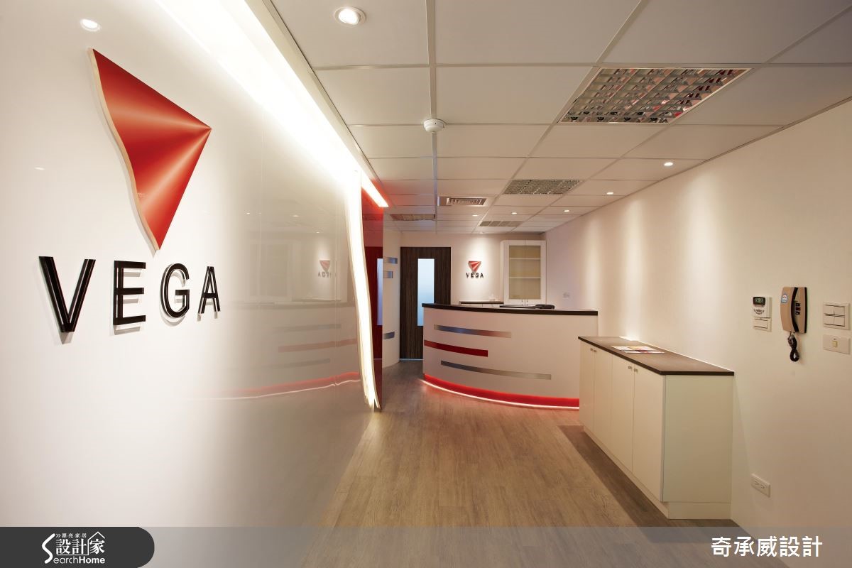 敞開大門,搶眼的VEGA形象LOOG作為風格開場,些微漂浮