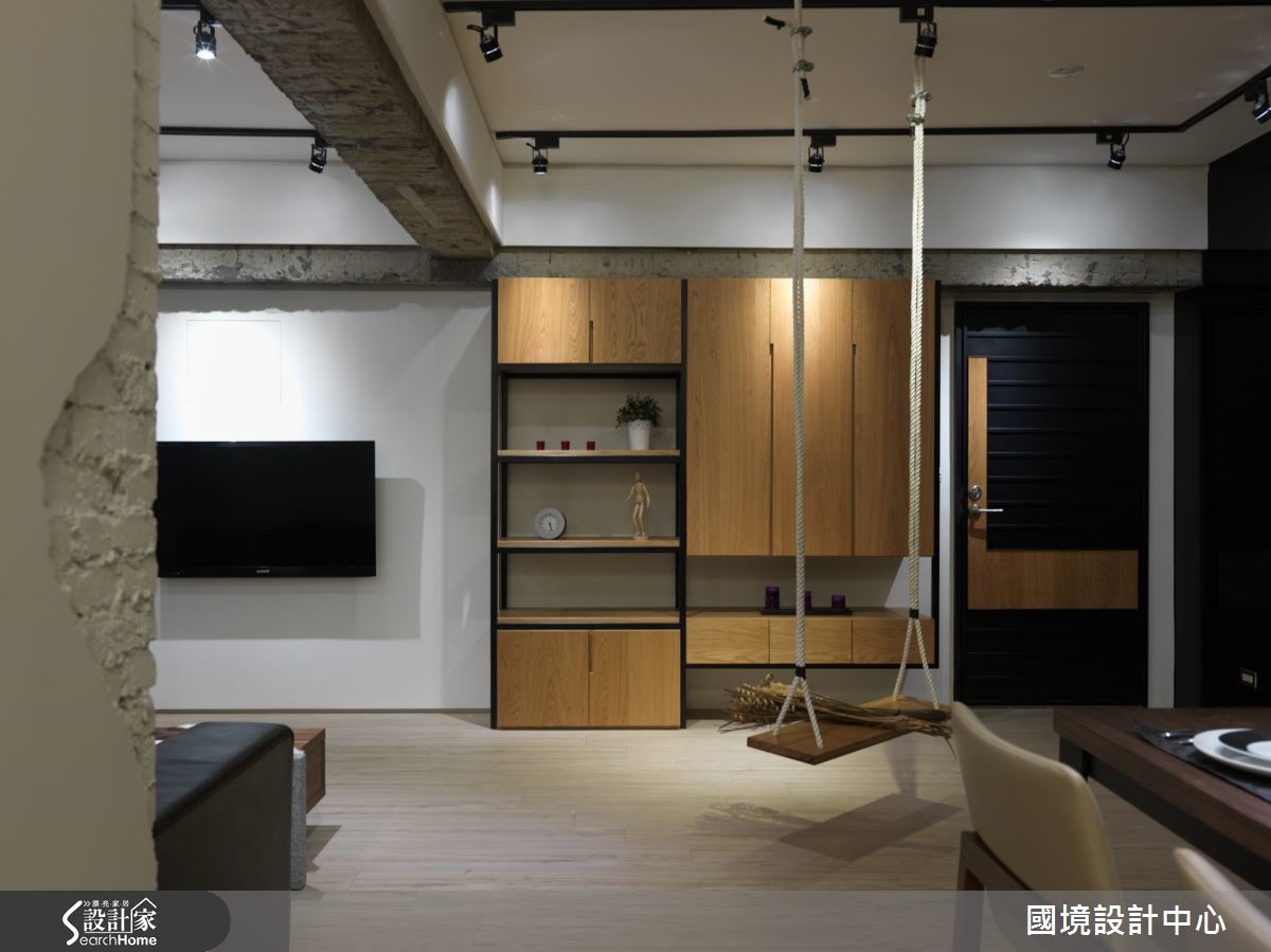 30 年的 35 坪老屋,設計師在工業風之中融入少許現代