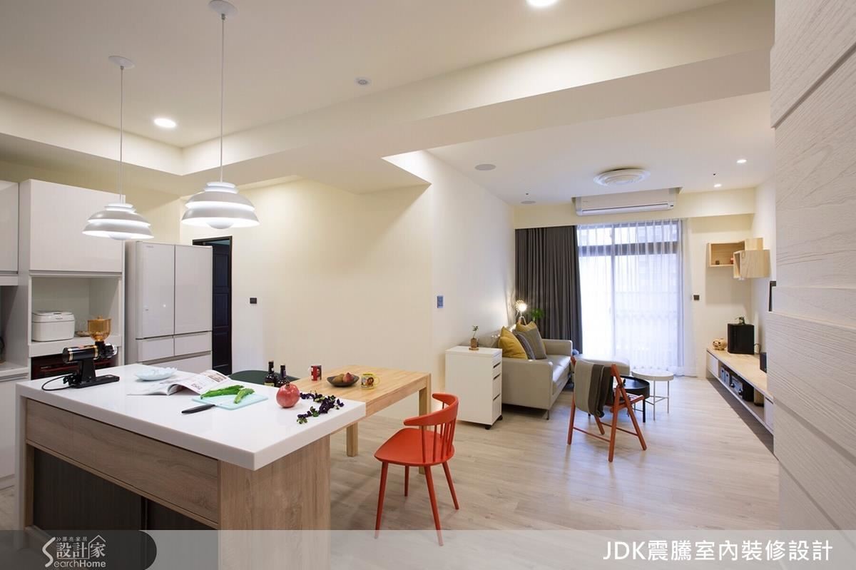 人造石檯面的中島吧台檯面比櫃體長一些,方便放置高腳椅,讓吧台 1 秒變成輕食吧。櫃體則採雙面櫃設計,上層開放給餐廳使用,下層則可以收納廚房雜物,美化視覺空間。 人造石檯面的中島吧台檯面比櫃體長一些,方便放置高腳椅,讓吧台 1 秒變成輕食吧。櫃體則採雙面櫃設計,上層開放給餐廳使用,下層則可以收納廚房雜物,美化視覺空間。