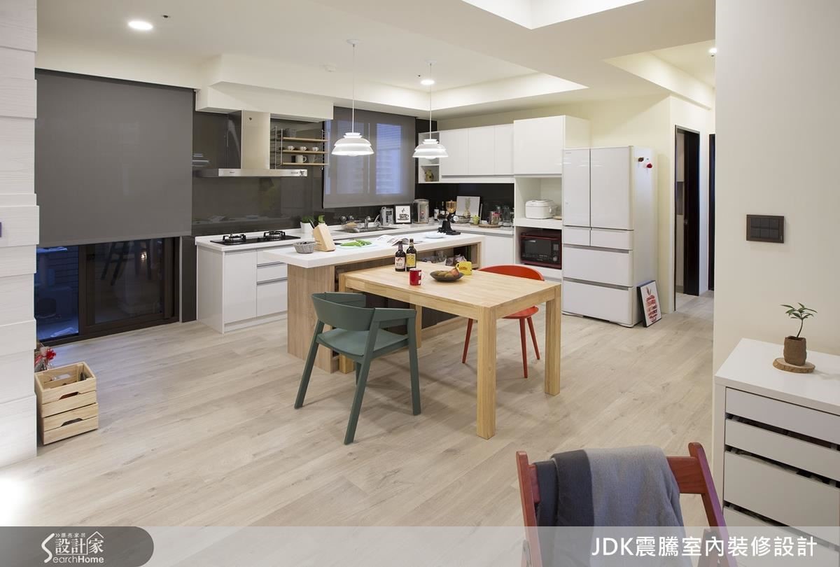 拆除原有的廚房及 1 間小房後,餐廚空間變得明亮又寬廣,而原本的一字型流理台,也擴充為 L 型流理台,還客製化做出電器櫃,增加使用機能。 拆除原有的廚房及 1 間小房後,餐廚空間變得明亮又寬廣,而原本的一字型流理台,也擴充為 L 型流理台,還客製化做出電器櫃,增加使用機能。