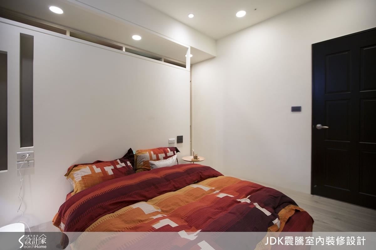 主臥室一樣走極簡風格,床頭背靠的是更衣室的牆面,設計師在上方留出空間,也在靠窗處做出玻璃片的小窗,就是希望讓封閉的更衣室也能分享主臥的自然光線與流動的風。 主臥室一樣走極簡風格,床頭背靠的是更衣室的牆面,設計師在上方留出空間,也在靠窗處做出玻璃片的小窗,就是希望讓封閉的更衣室也能分享主臥的自然光線與流動的風。