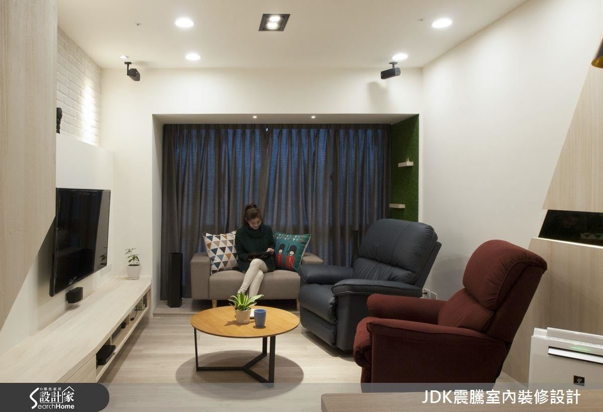 客廳電視背牆,加入文化石、木皮元素,柔和地堆疊出空間趣味性;此外,活潑氣息的人工草皮牆,營造窗邊陽台的氛圍。 客廳電視背牆,加入文化石、木皮元素,柔和地堆疊出空間趣味性;此外,活潑氣息的人工草皮牆,營造窗邊陽台的氛圍。