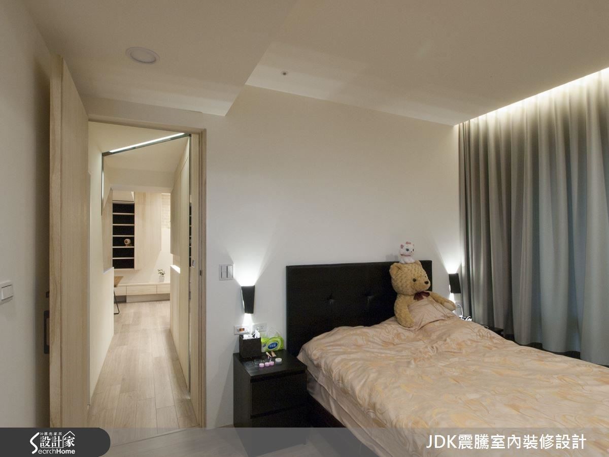主臥室則與更衣室整合為一、不做任何隔間,讓原先狹隘地域增加開闊度,給予更多收納機能的挹注。 主臥室則與更衣室整合為一、不做任何隔間,讓原先狹隘地域增加開闊度,給予更多收納機能的挹注。